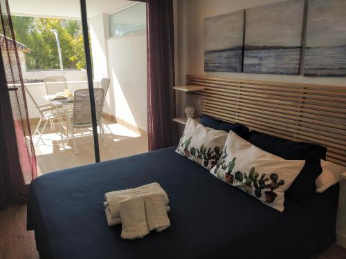 ein Schlafzimmer mit einem Bett mit zwei Handtüchern darauf in der Unterkunft APARTAMENTO TERRAZAS DEL MAR, PISCINA PRIVADA in Torremolinos