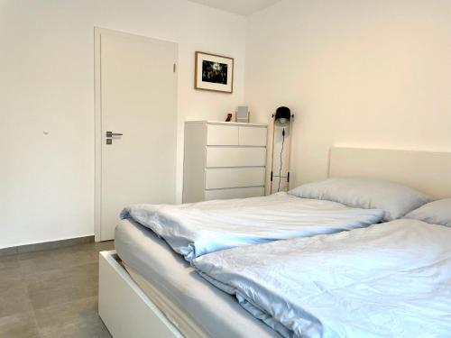 um quarto com 2 camas e um closet em Free Spirit em Nová Pec