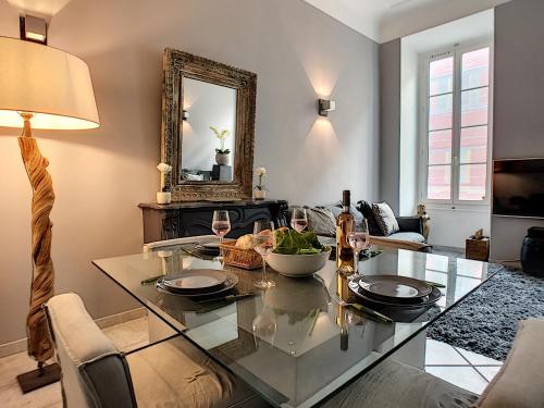 - un salon avec une table en verre et un miroir dans l'établissement Nestor&Jeeves - MASSENA LOUNGE - Hyper center - By sea, à Nice