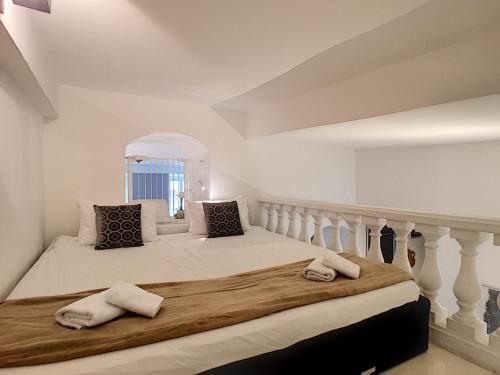 une chambre avec un grand lit avec deux serviettes dessus dans l'établissement Nestor&Jeeves - MASSENA LOUNGE - Hyper center - By sea, à Nice
