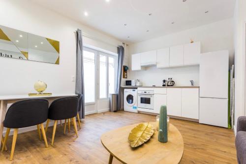 une cuisine et un salon avec une table et des chaises dans l'établissement Comfortable apartment - 1BR-4P - Close to Bastille, à Paris