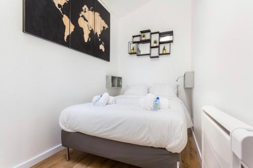 - une chambre blanche avec un lit et des draps blancs dans l'établissement Comfortable apartment - 1BR-4P - Close to Bastille, à Paris