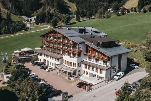 eine Luftansicht auf ein großes Gebäude mit einem Parkplatz in der Unterkunft VAYA Zell am See inklusive Zell am See Kaprun Sommer Karte in Zell am See