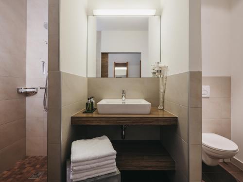 Ein Badezimmer in der Unterkunft VAYA Zell am See inklusive Zell am See Kaprun Sommer Karte