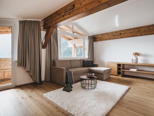 Postel nebo postele na pokoji v ubytování VAYA Zell am See inklusive Zell am See Kaprun Sommer Karte