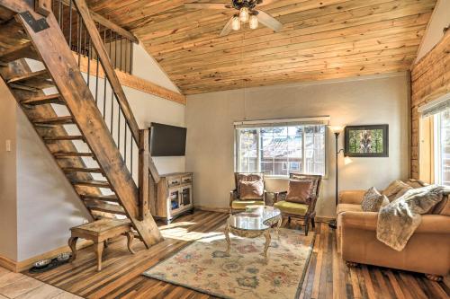 Ruang duduk di Tasteful Log Cabin Retreat on Lake Pagosa!