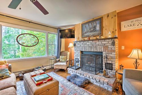 Rustic Adirondacks Home with Hot Tub and Lake Access!にあるシーティングエリア