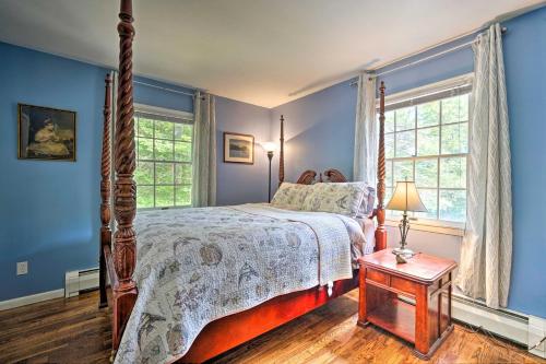 Tempat tidur dalam kamar di Rustic Adirondacks Home with Hot Tub and Lake Access!