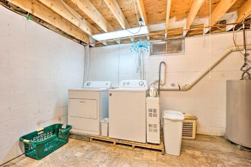 ChestertownにあるRustic Adirondacks Home with Hot Tub and Lake Access!のギャラリーの写真