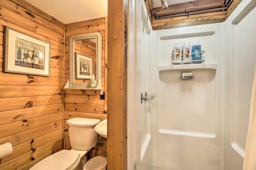 Bathroom sa Pet-Friendly Adirondack Cabin with On-Site Lake
