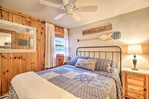 En eller flere senger på et rom på Pet-Friendly Adirondack Cabin with On-Site Lake