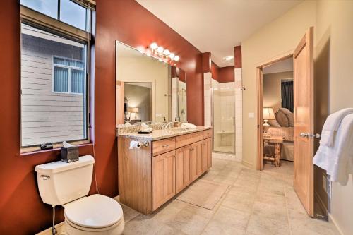 un bagno con un water, un lavandino e uno specchio di Ski-InandSki-Out! Cozy Bellaire Resort Retreat! a Bellaire
