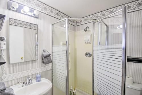 Ένα μπάνιο στο Spacious Home with Yard, 20 Miles to Olympic NP