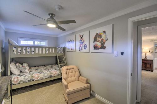 Ένα ή περισσότερα κρεβάτια σε δωμάτιο στο Spacious Home with Yard, 20 Miles to Olympic NP