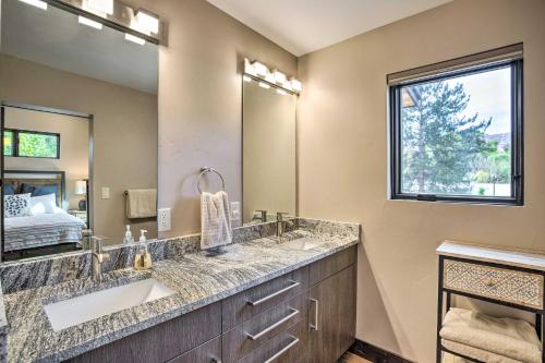 モアブにあるSleek and Modern Townhome, 3 Blocks to Main St!の洗面台が2つと大きな鏡があるバスルーム