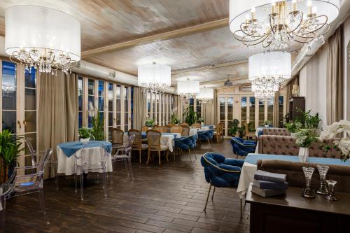 A restaurant or other place to eat at Chopin Hotel