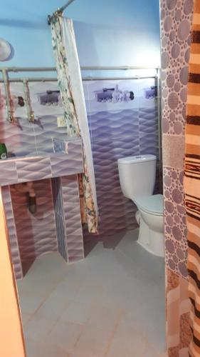 łazienka z toaletą i umywalką w obiekcie Maison D'hote Chez La Famille w mieście Tamellalt