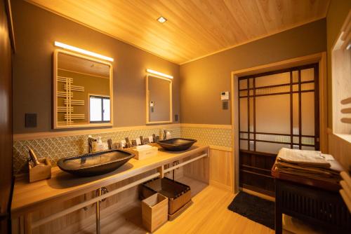 飞鸟BRANCHERA VILLA ASUKA - Accommodation Registered as a National Tangible Cultural Property的带两个水槽和一面镜子的浴室
