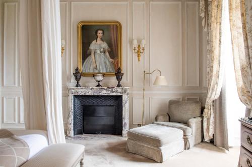 a living room with a portrait of a woman at Domaine les Crayères in Reims