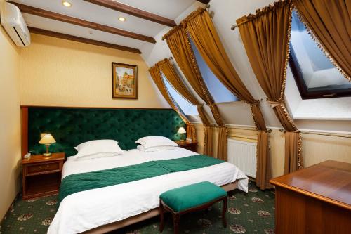 Tempat tidur dalam kamar di Chopin Hotel