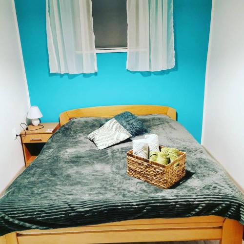 a bed with a basket of fruit on it at Apartman Azra in Kikinda