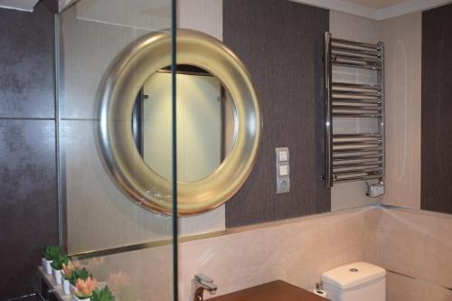 a bathroom with a gold mirror and a sink at IMEDA ESTUDIO DORNAJO in Sierra Nevada