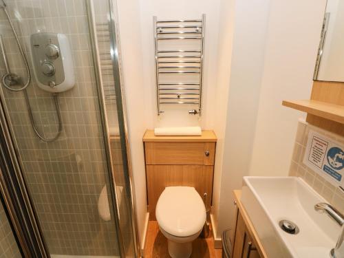 O baie la Rafters Cottage