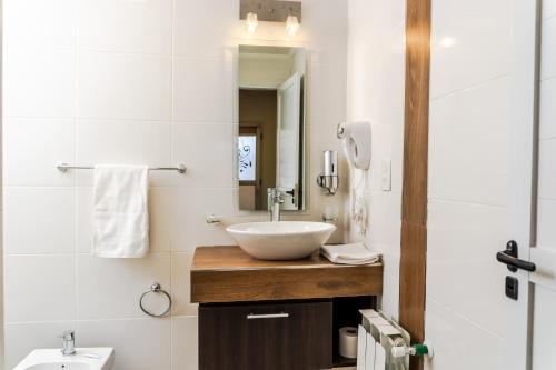 a bathroom with a sink and a mirror at Hotel Dalai in Mendoza