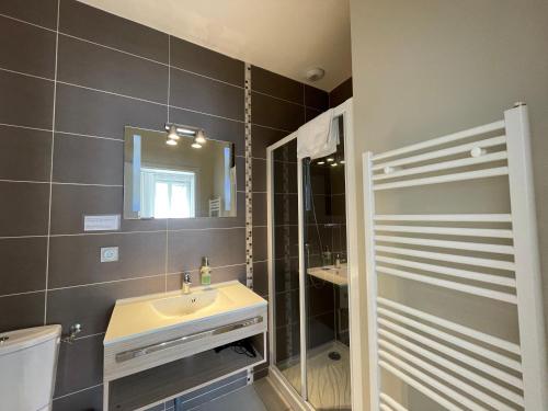 bagno con lavandino e specchio di Auberge du Chasseur a Grosrouvre