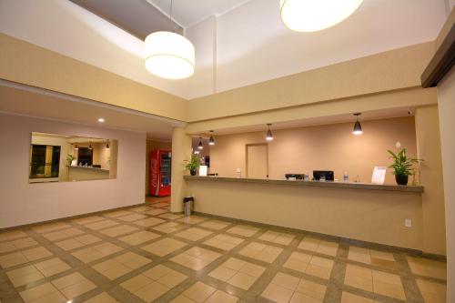 a lobby of a hospital with a waiting room at Fênix Hotel Limeira in Limeira