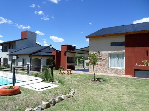 ein Haus mit einem Garten mit Pool in der Unterkunft Encanto Puntano in Potrero de los Funes