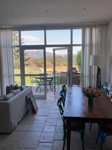 un salon avec un canapé et une table dans l'établissement Le Gîte d'Olves, à Ampus