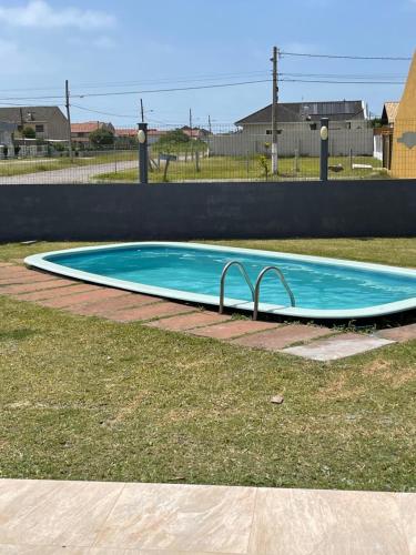 בריכת השחייה שנמצאת ב-Casa Família Sander או באזור