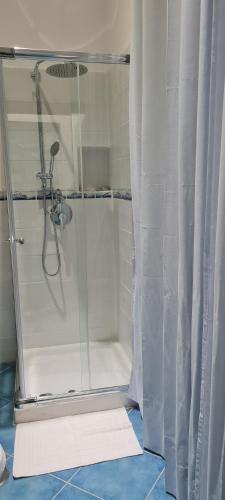 A bathroom at Napoli Blu Gardenia B&B