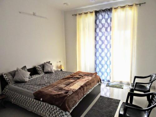 una camera con un letto e una grande finestra di Villa 51 a Bikaner