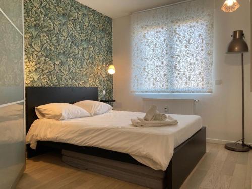 - une chambre avec un lit et une fenêtre avec une serviette dans l'établissement Appartement 2P Strasbourg centre - Homme de fer, à Strasbourg