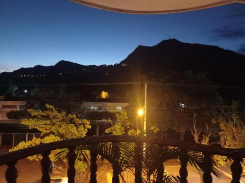uma vista a partir de uma varanda à noite com uma luz de rua em HOTEL LA FONTANA em Yopal