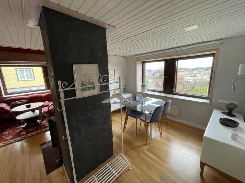 a living room with a table and a dining room at Koidula Kodumajutus in Rakvere