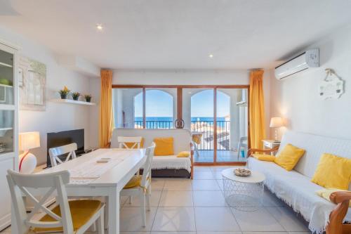 a living room with a couch and a table at Altea Villa Buraux , Apartamento con vistas al mar & parking en el corazón del casco viejo de Altea in Altea