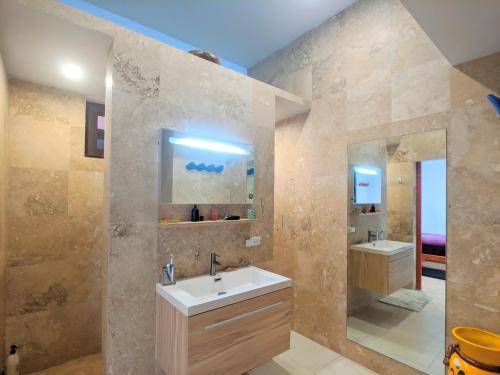 ein Bad mit einem Waschbecken und einem Spiegel in der Unterkunft Punta Malibu in Nueva Gorgona