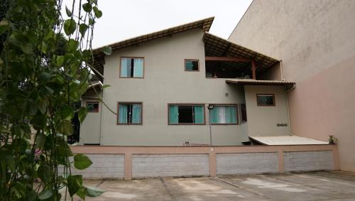 an external view of a building with windows at Pousada Regina in Cachoeiro de Itapemirim