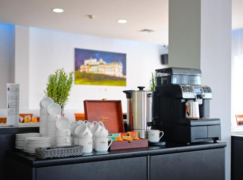Kahvin ja teen valmistusvälineet majoituspaikassa Aparthotel Lumen