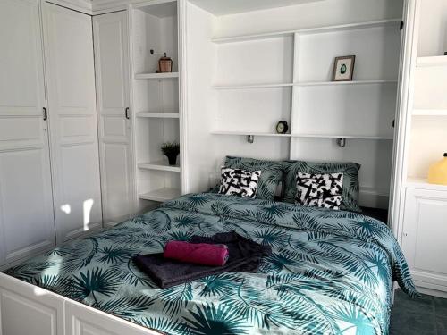 - une chambre avec un lit et une couette verte et blanche dans l'établissement L'Atelier - T1 près de la gare de Mulhouse, à Mulhouse
