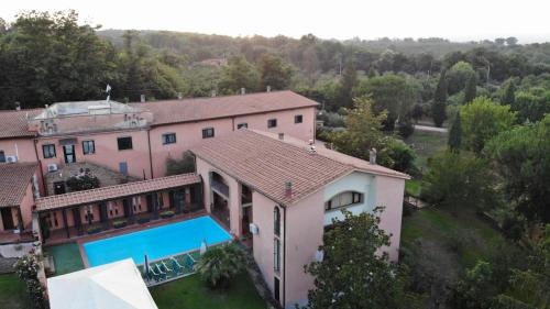 una vista aerea di una casa con piscina di Agriturismo Montefosco a Sutri