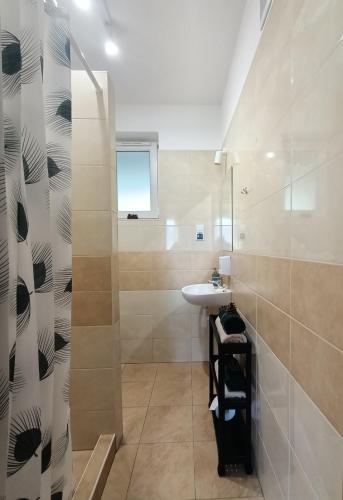 a bathroom with a sink and a shower at Tawerna-Stawiska in Garbatka-Letnisko