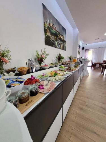 Jedlo v apartmánovom hoteli alebo blízkom okolí