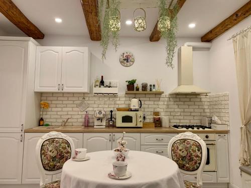 Avram Iancu Apartment في كلوي نابوكا: مطبخ مع طاولة وكرسيين وميكرويف