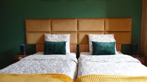 two beds sitting next to each other in a bedroom at Tawerna-Stawiska in Garbatka-Letnisko