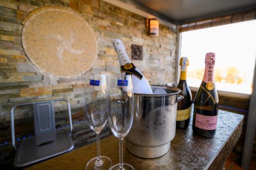 a counter with two bottles of champagne and two wine glasses at Oceanum Visum Spa Deluxe in El Trocadero