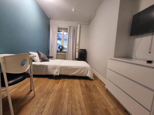 - une petite chambre avec un lit et une fenêtre dans l'établissement IzKaMaGe Hotel 2, à Västerås
